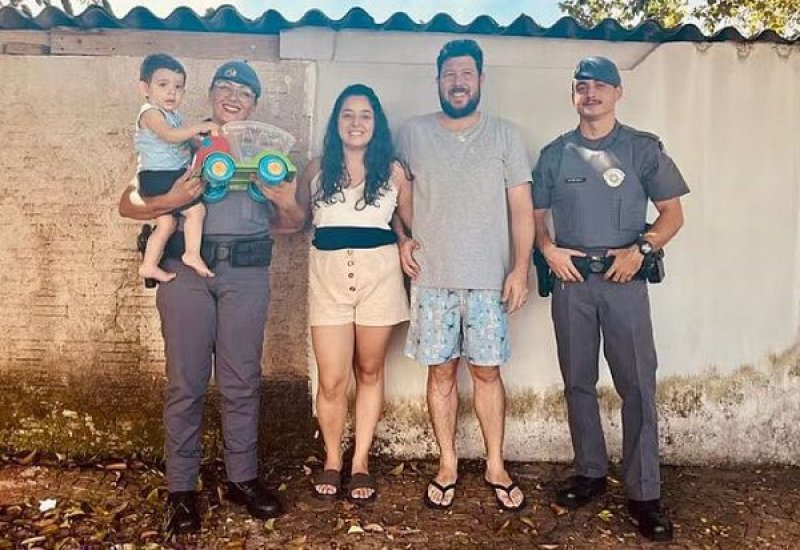 Bebê de um ano engasgado com peça plástica é salvo por PMs