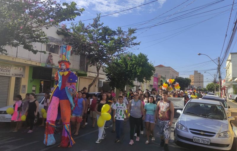 Dia de combate ao abuso e exploração de crianças: passeata percorreu ruas centrais para conscientizar sobre a o tema
