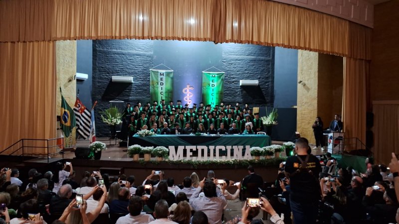 Funepe celebra formação da primeira turma de graduação em medicina