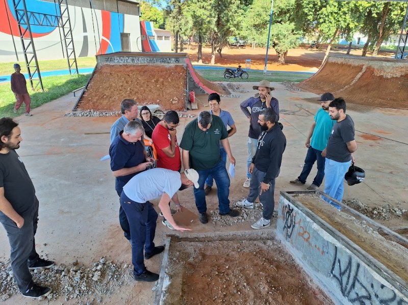 Vereadores fiscalizam reforma da pista de skate