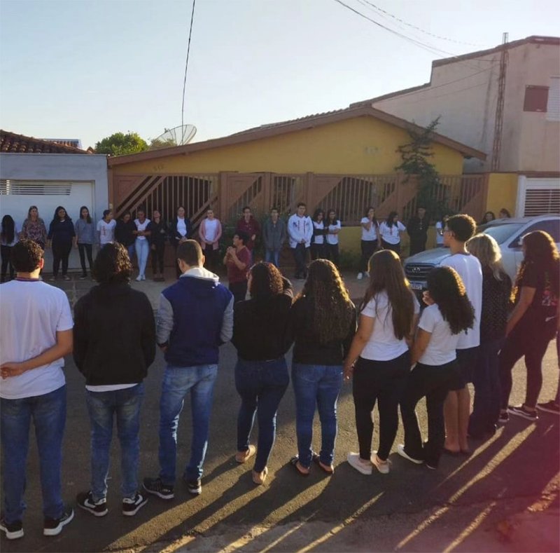 Aluna que agrediu diretora de escola com cadeira é afastada