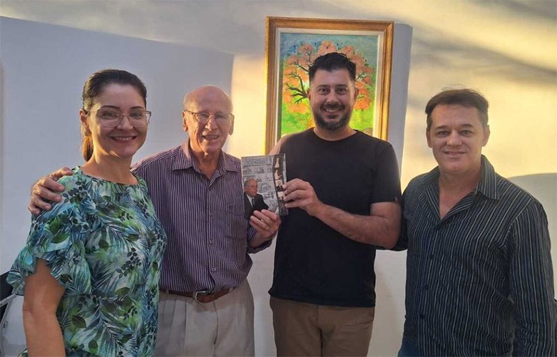 Dr. Ricardo Castilho presenteia Funepe com seu livro biográfico