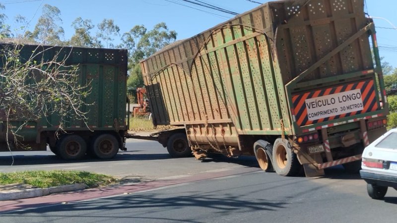 Pneu de caminhão estoura e causa transtornos em trânsito de avenida
