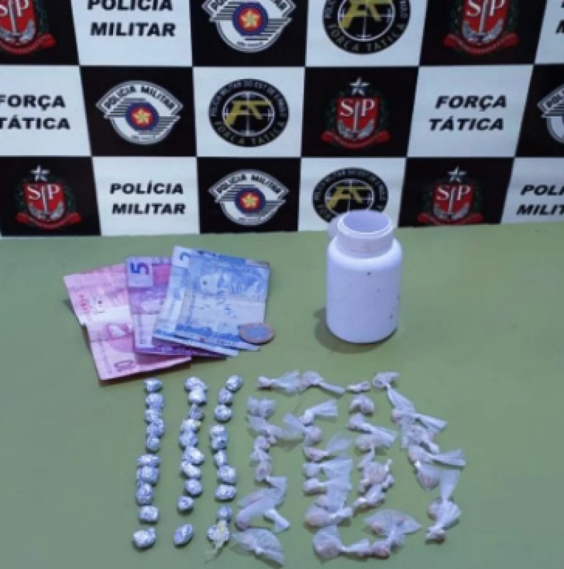 Policiais do Baep prendem jovem com pedras de crack