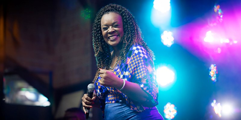 Quésia Neves faz show de lançamento do álbum 