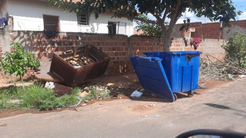 Limpeza da cidade População deve ficar atenta sobre uso correto dos containers