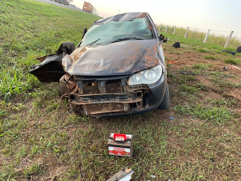 Acidente na Rondon deixa dois feridos após capotamento