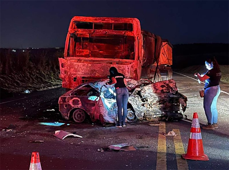 Duas pessoas morrem carbonizadas após carro bater de frente com caminhão e pegar fogo