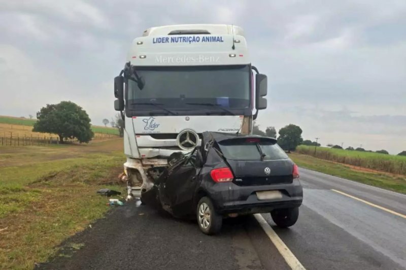 Colisão fatal entre carro e caminhão deixa jovem de 24 anos morto na região