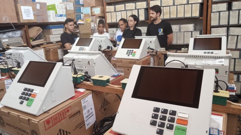 Urnas eletrônicas são lacradas para as eleições municipais