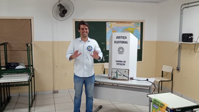 Caique Rossi votou na Escola Carlos Sampaio
