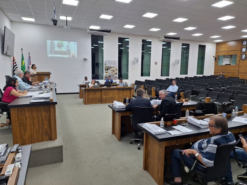 Câmara Municipal votará 10 projetos em sessão desta segunda-feira