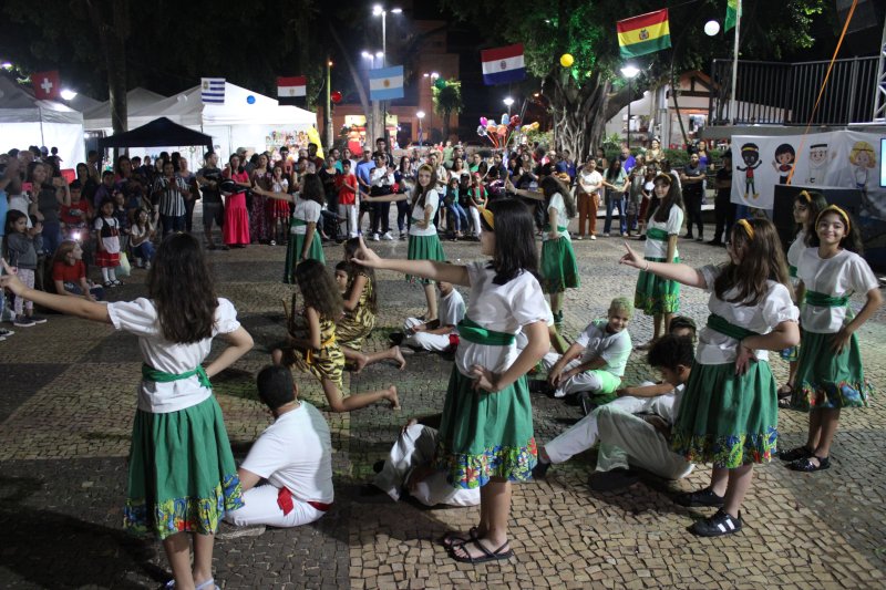 Praça Carlos Sampaio: Festa dos Imigrantes reúne centenas de pessoas