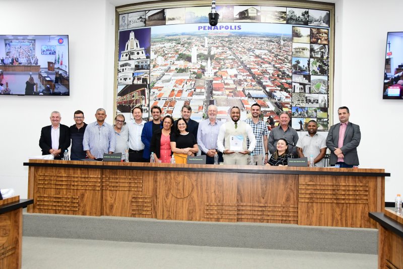 Câmara Municipal homenageia Lipeh Silva com Comenda