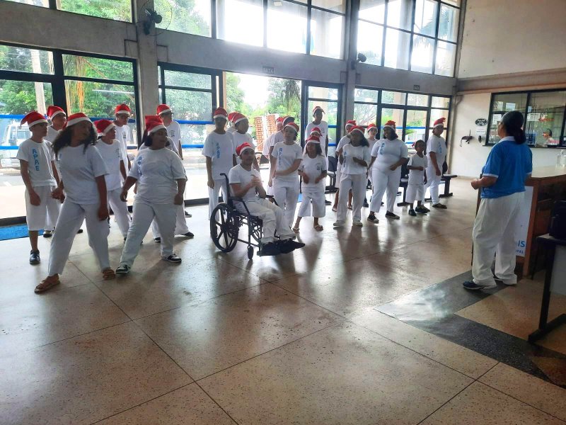 Apae apresenta músicas de Natal no saguão da Prefeitura de Penápolis