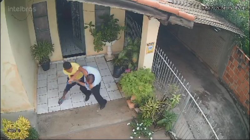 Idoso é atacado por jovem e recebe golpes de faca