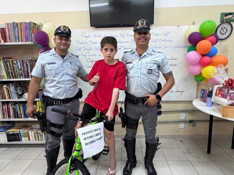 Aluno de Braúna é presenteado com bicicleta por policiais rodoviários da base de Penápolis