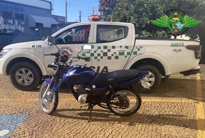 PM Ambiental multa homem com aves e prende outro com moto adulterada