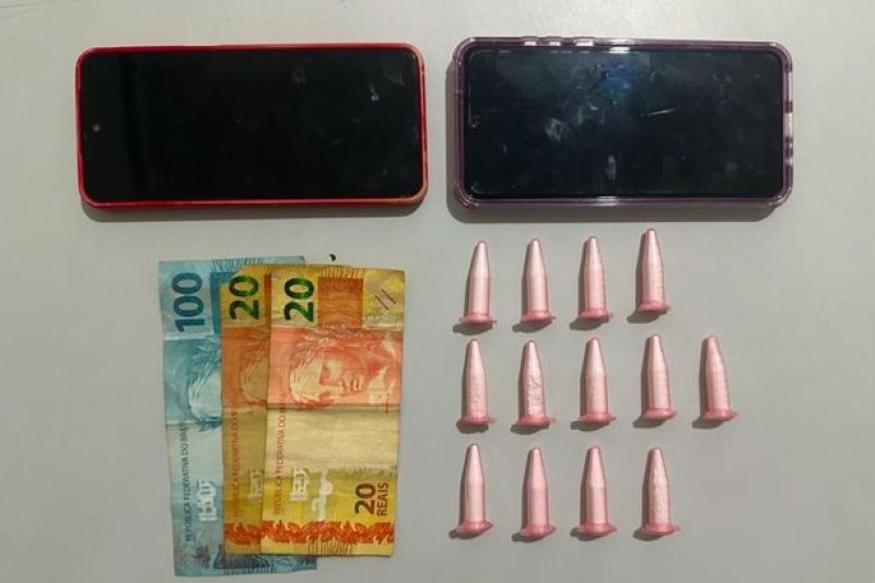 Polícia Militar flagra jovem com pinos  de cocaína em sua casa