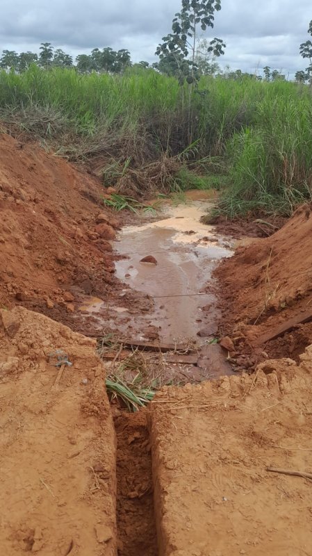 Bairro Paraguai: Secretaria de Obras instala nova linha de tubo em estrada
