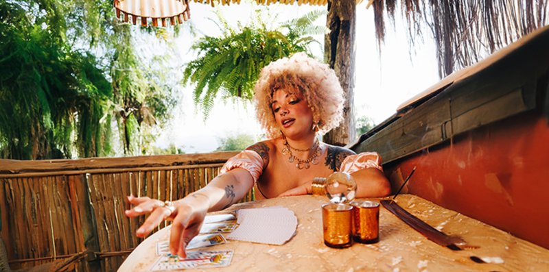 Cantora Ana Cacimba homenageia Oxum e Iemanjá no show Abebé