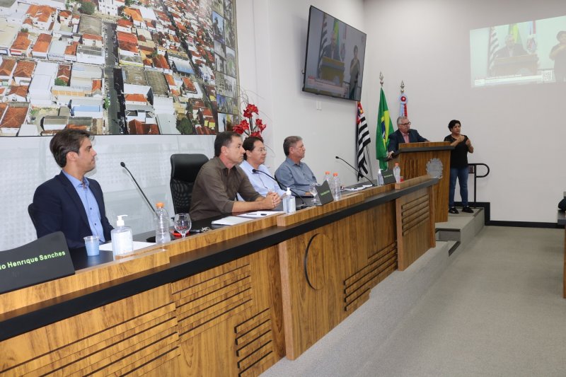 Câmara Municipal recebe prefeito e faz pedidos na primeira sessão