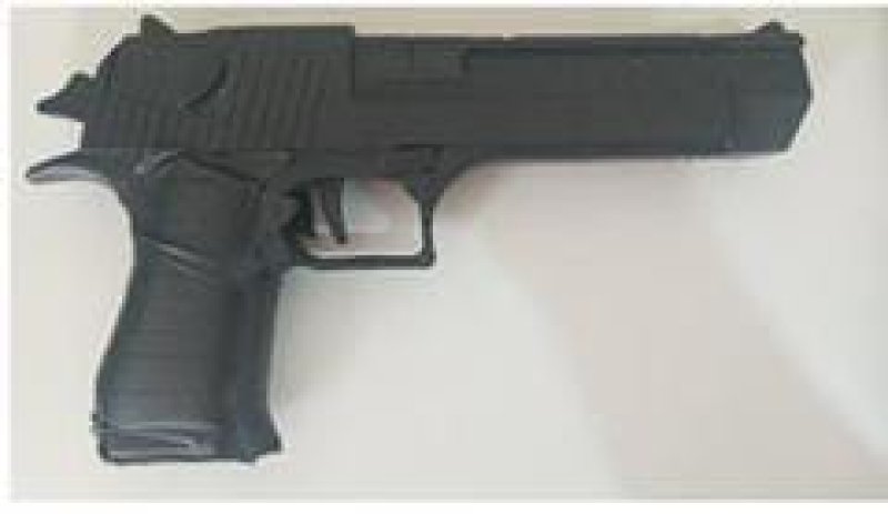 Homem é detido usando uniforme militar e pistola falsa