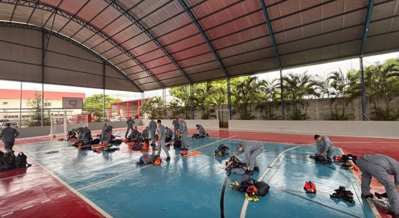 Corpo de Bombeiros faz treinamento de resgate em altura