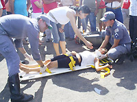 Carro invade a preferencial e fere motociclista