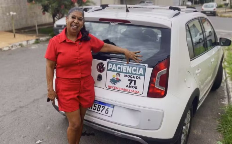 Professora aposentada põe placa em carro após tirar CNH e 