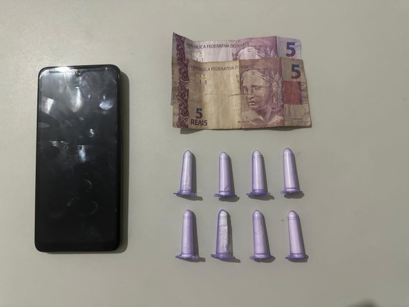 Motorista que tenta descartar droga de veículo é preso pela PM