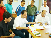Conquista: Prefeito assina convênio de asfalto no Parque Industrial