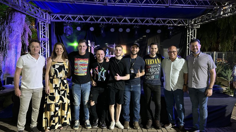 Show de volta às aulas da Funepe anima o Campus I com a dupla Evandro e Juninho