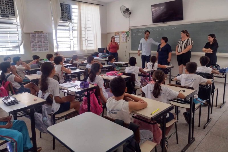 Uniforme escolar é entregue para alunos da rede municipal