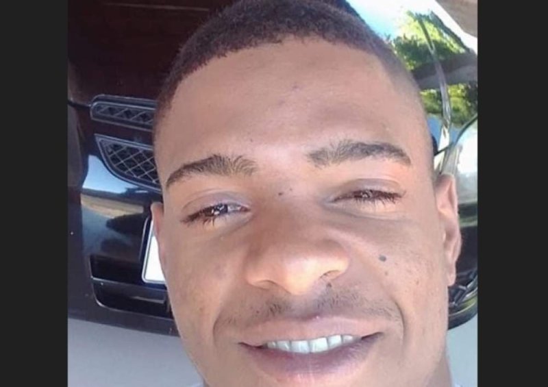 Jovem morre depois de bater moto em caminhonete parada em Clementina