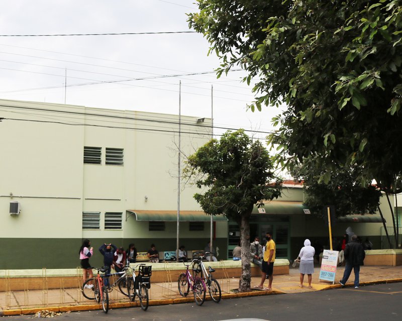 Macros realizam vacinação contra a dengue para crianças e adolescentes