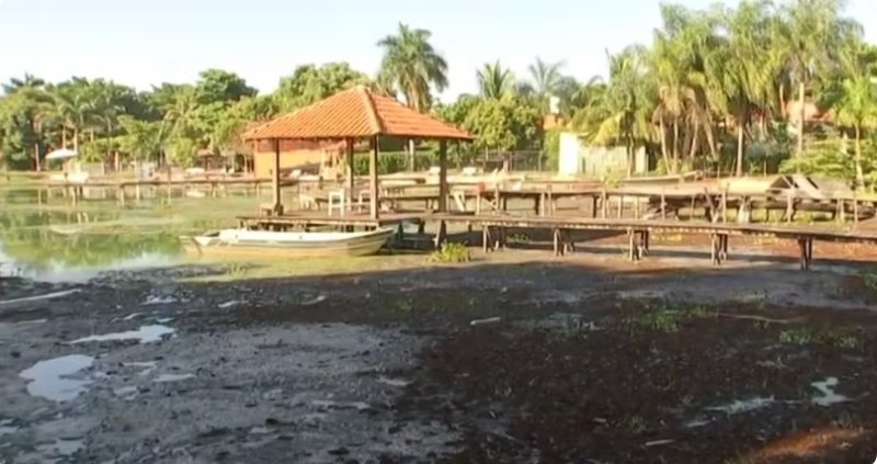 Trecho do Rio Tietê volta a ficar verde e com mau cheiro em Glicério