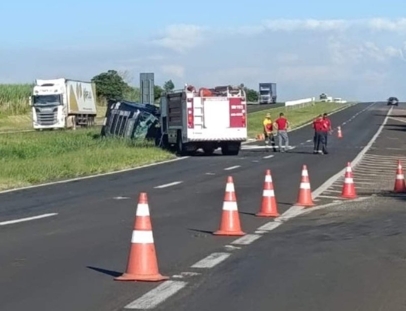 Tombamento de caminhão com produto químico interdita trecho da Rondon