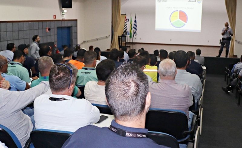 Transporte canavieiro: PM Rodoviária promove palestra para motoristas