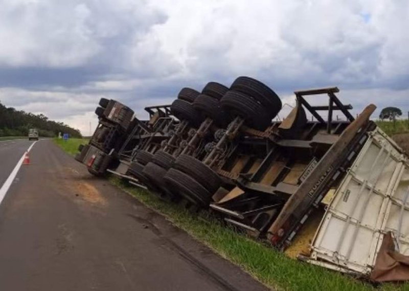 Região: motorista é preso após tombar caminhão na rodovia Marechal Rondon