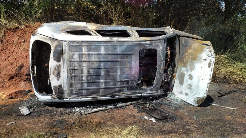 Carro furtado no RS capota e pega fogo na Assis Chateaubriand