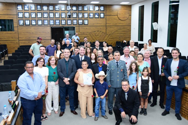 Homenagem: Ana Pereira dos Santos recebe título de Mãe do Ano