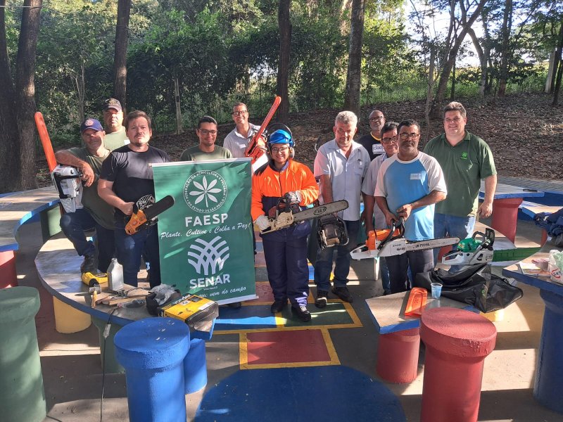 Curso de operação e manutenção de motosserra capacita servidores e produtores rurais em Penápolis
