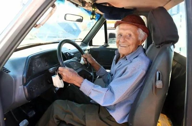 Três-lagoense renova CNH aos 101 anos e segue firme no volante