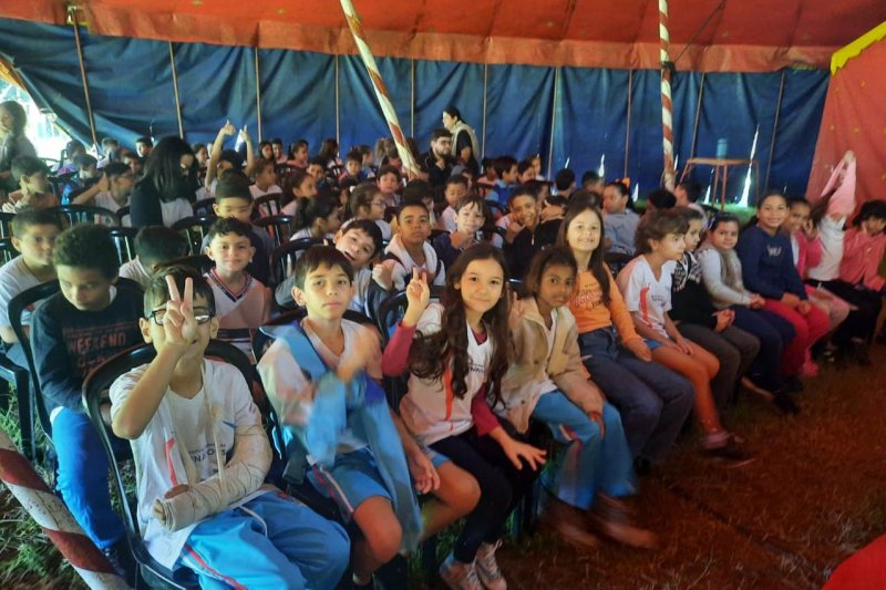 Mais de 3.500 alunos da rede municipal vão ao circo 