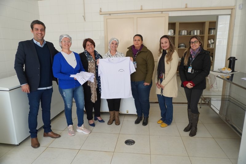 Educação entrega novos uniformes para as merendeiras