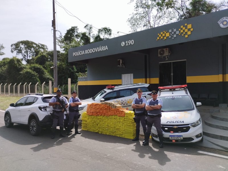 Tráfico: polícia prende jovem transportando 900 quilos de maconha