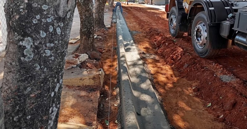 Obras constrói novas guias, sarjetas e calçada no Ceim Cecília Meireles