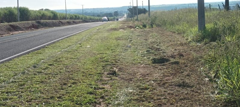 Secretaria de Agricultura efetua roçagem nas margens de estradas vicinais