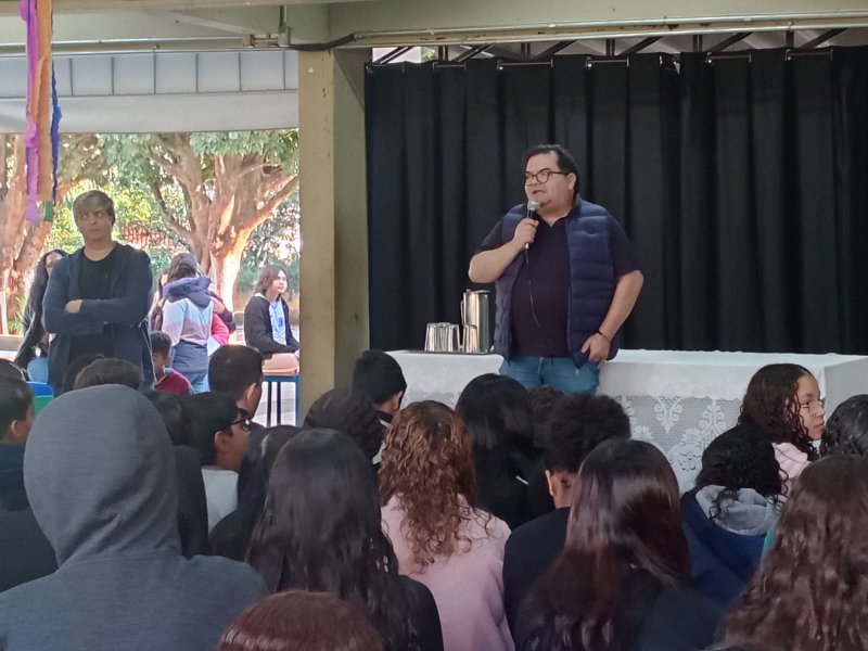 Palestra do coordenador de Biomedicina da Funepe inspira jovens em encontro de profissões